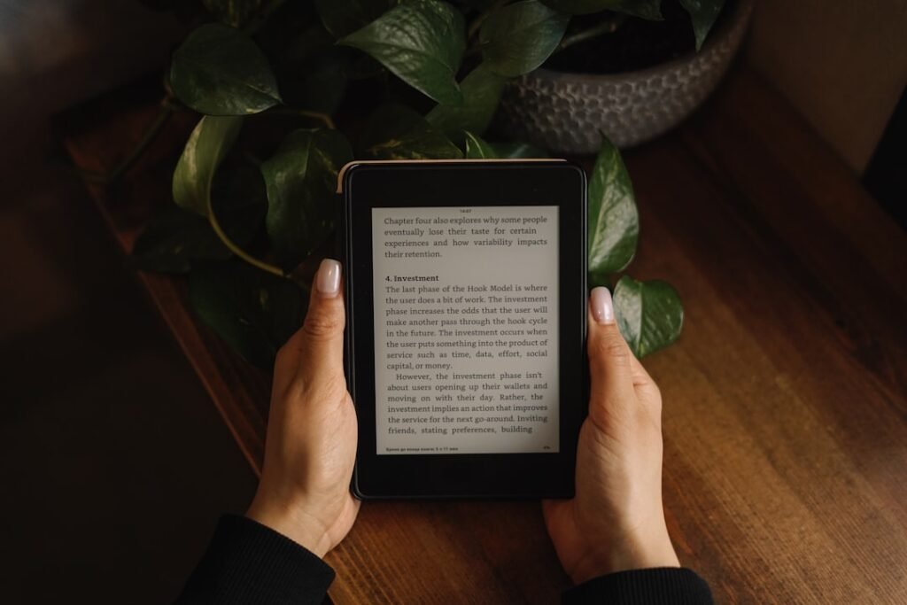 Personne lisant sur une liseuse pour illustrer comment lire un ebook en 2026