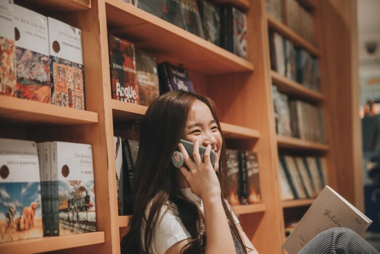 BookTok 2026 livres tendance en France et en Europe avec lectrice et smartphone