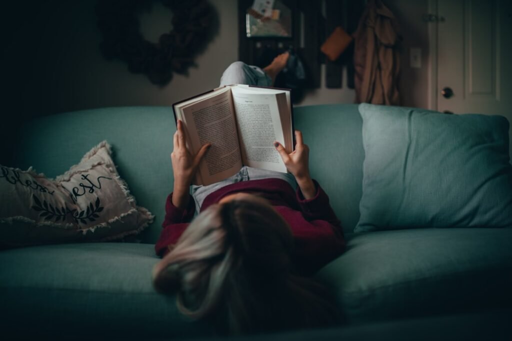 lire plus malgré les écrans avec un livre et un smartphone
