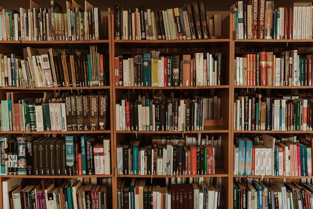 Bibliothèque et livres pour illustrer le Prix Femina 2026