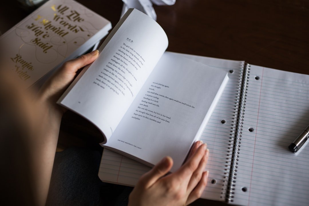 Lecture d'un livre pour illustrer le Prix Femina 2026
