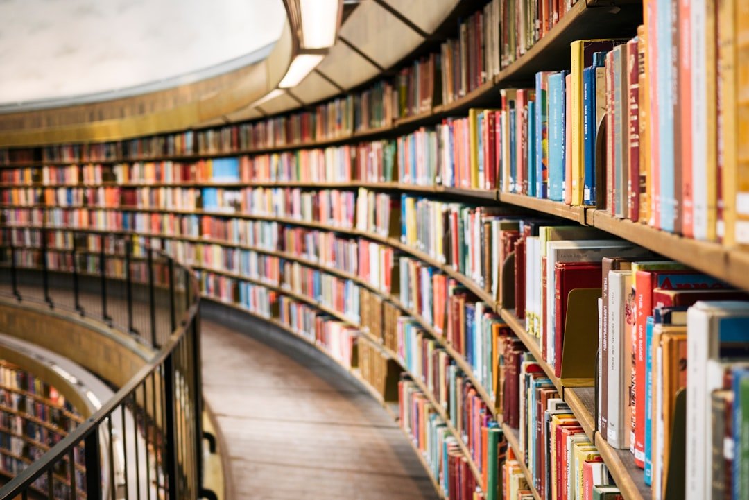 Livres sur étagère pour illustrer la sélection du Prix Renaudot 2026